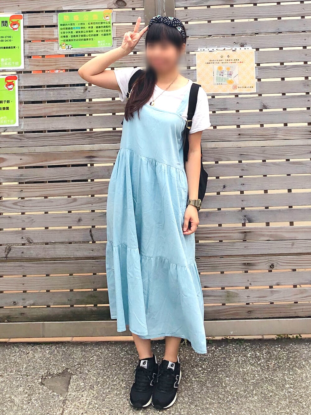 「春コーデ、青、New Balance、PAZZO、四四南村、旅行」｜「PAZZOのアイテム（ジャンパースカート、ブルー系）」を使った、Claire Tsaiさん（レディース・163cm）の春コーディネートの1枚目の写真