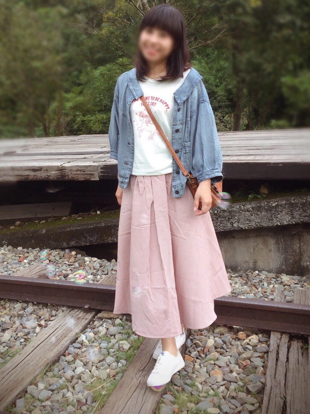 「秋のコーデ、デニムジャケット、ピンクスカート、旅行、GU、PAZZO、keds、w closet」｜「PAZZOのアイテム（スカート、ピンク系）」を使った、Claire Tsaiさん（レディース・163cm）の秋コーディネートの1枚目の写真