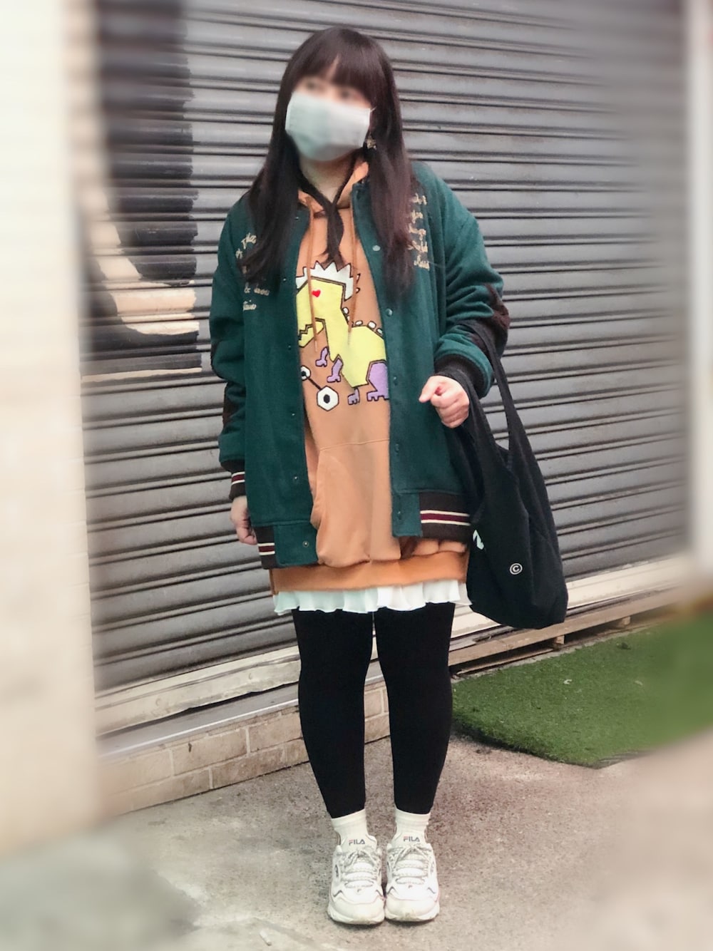 「街頭穿搭、球鞋、ootd、oversize、洋裝、緑色、冬コーデ」｜「katzeのアイテム（ワンピース/ドレス、ベージュ系）」を使った、Claire Tsaiさん（レディース・163cm）の冬コーディネートの1枚目の写真