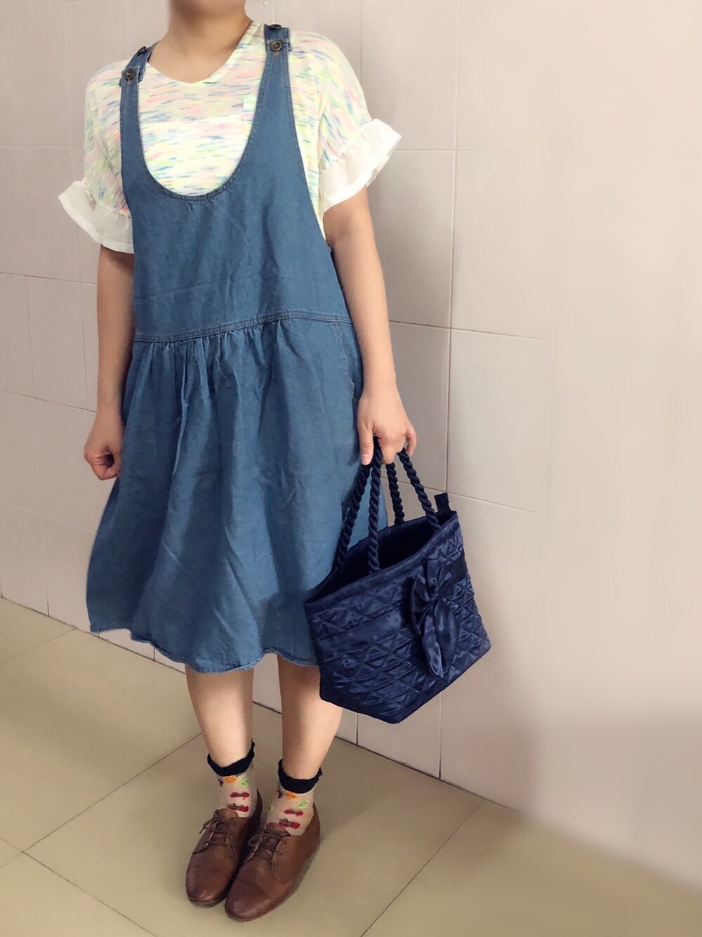 「夏、街頭穿搭、ootd、休閒、洋裝、連身裙、丹寧、日系极简」｜「NaRaYaのアイテム（トートバッグ、ブルー系）」を使った、Claire Tsaiさん（レディース・163cm）の春コーディネートの1枚目の写真