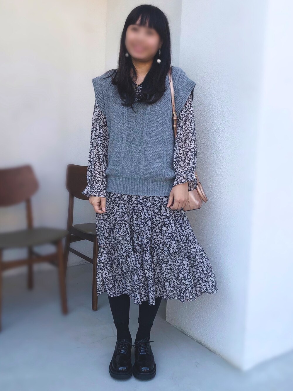 「洋裝、女人味、韓系、牛津厚底鞋、秋冬コーデ、花柄、針織背心、ootd」｜「no brandのアイテム（ワンピース、ブラック系）」を使った、Claire Tsaiさん（レディース・163cm）の冬コーディネートの1枚目の写真