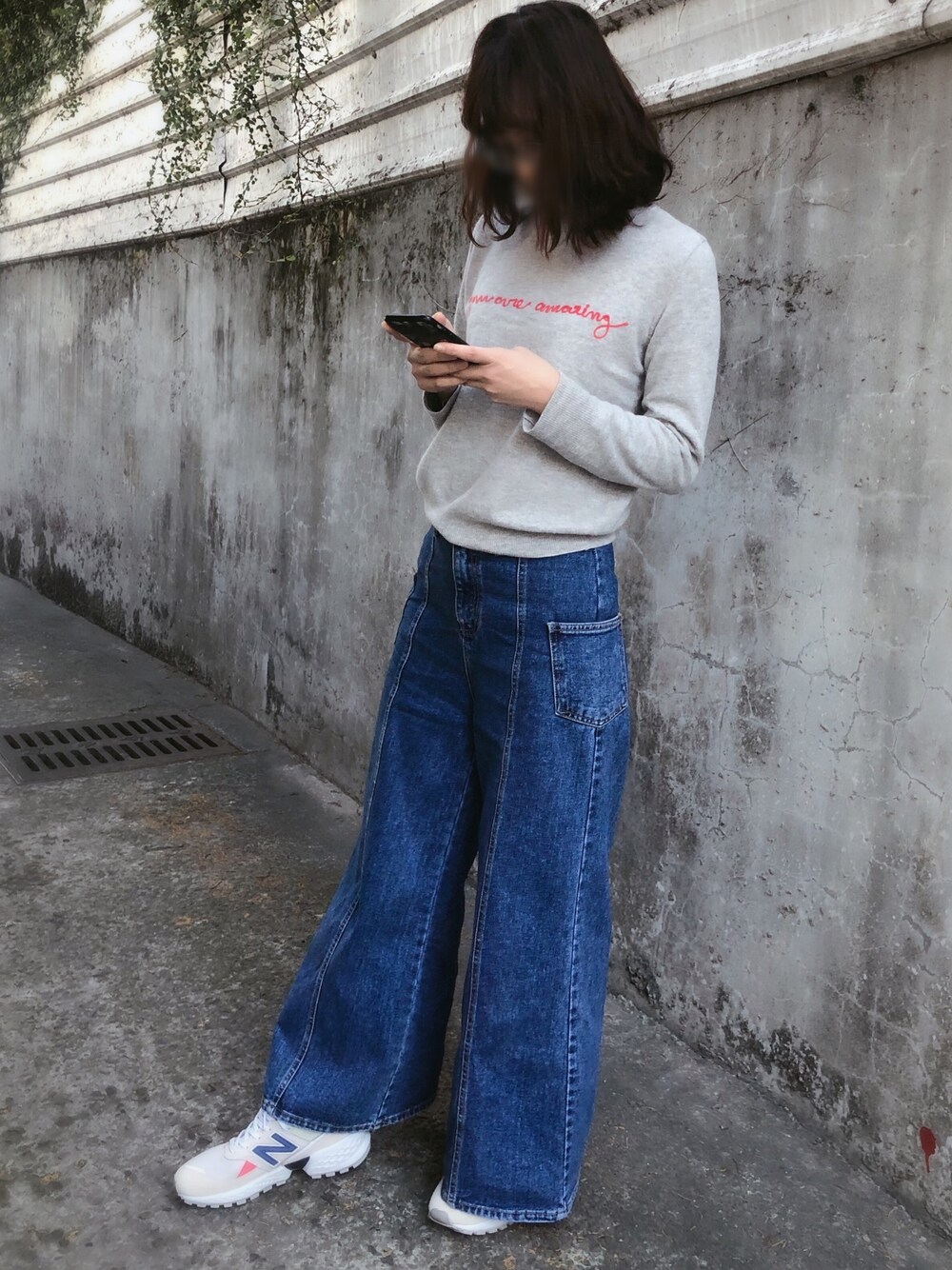 「ootd、休閒、秋冬コーデ、球鞋、牛仔褲、基礎款、鹽系風格、韓系」｜「koreaのアイテム（ニット/セーター、グレー系）」を使った、Claire Tsaiさん（レディース・173cm）の冬コーディネートの1枚目の写真