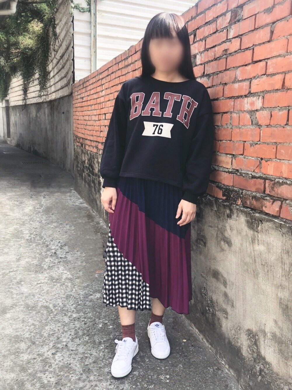 「街頭穿搭、ootd、鹽系風格、紫、休閒、秋のコーデ、冬コーデ、日系」｜「earth music&ecologyのアイテム（スウェット、ブラック系）」を使った、Claire Tsaiさん（レディース・163cm）の冬コーディネートの1枚目の写真