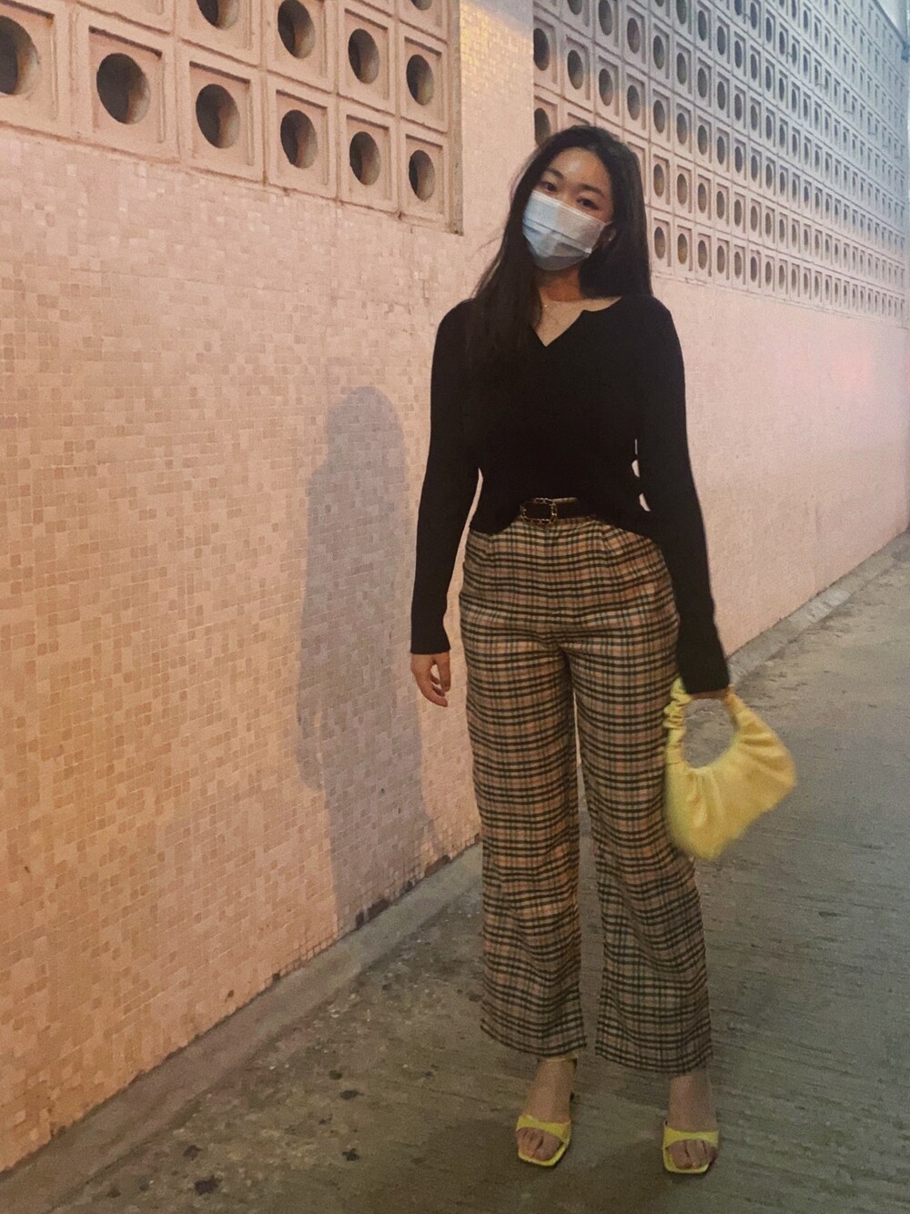 「ootd、街頭穿搭、休閒、基礎款、通勤穿搭、yellow、outfit、今日のコーデ、今日の服、Hong Kong」｜「a brand from koreaのアイテム（チノパンツ、ベージュ系）」を使った、louiekwanさん（レディース・168cm）の秋コーディネートの1枚目の写真
