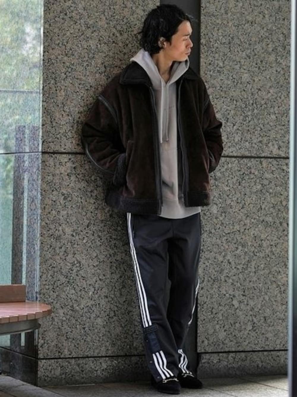 ブラウン系のブルゾン、ブラック系のその他パンツ、グレー系のパーカーを着用したメンズの冬コーディネートの1枚目の写真