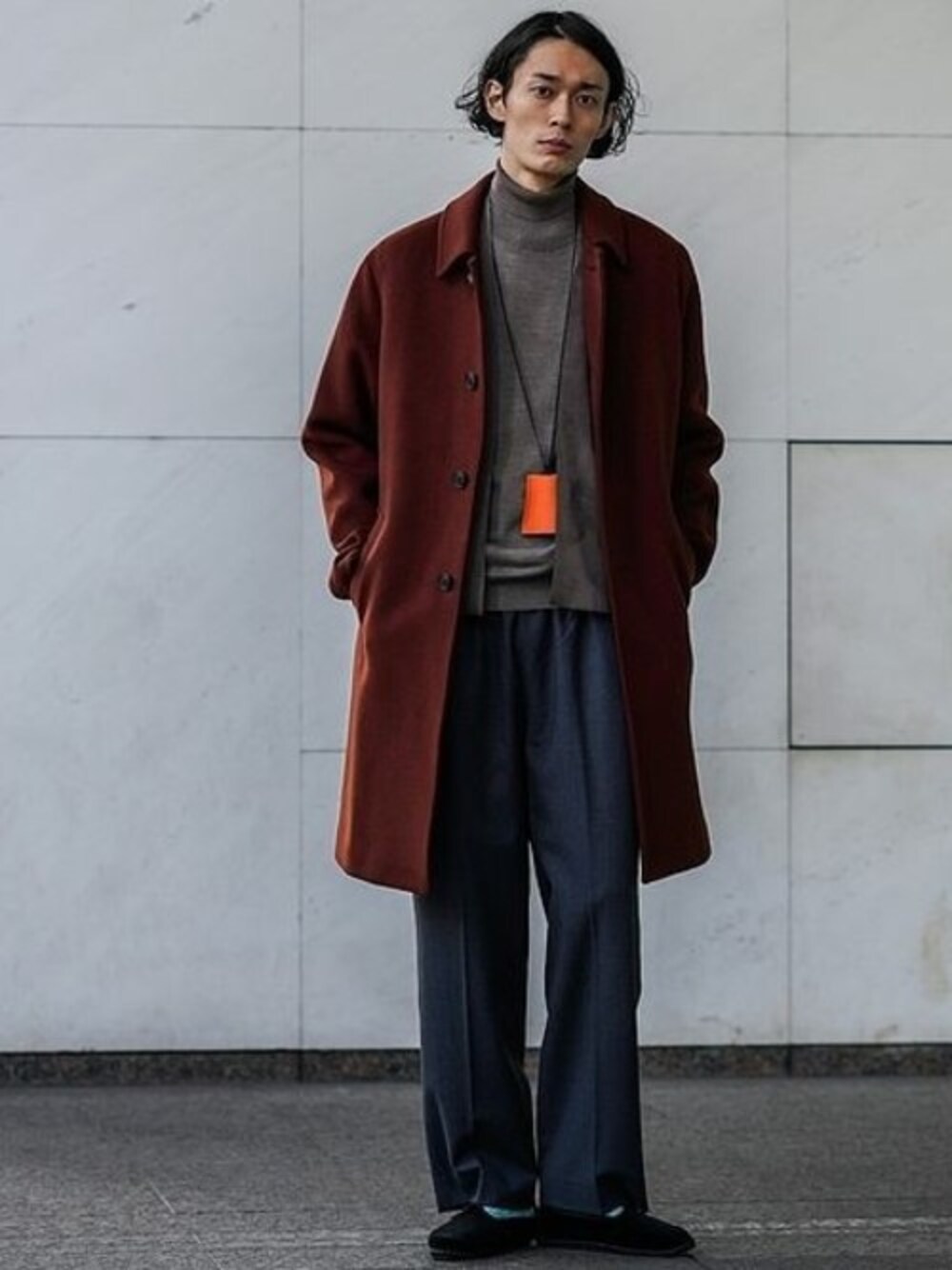 その他のその他アウター、グレー系のニット/セーター、ブラック系のその他シューズを着用したメンズの冬コーディネートの1枚目の写真