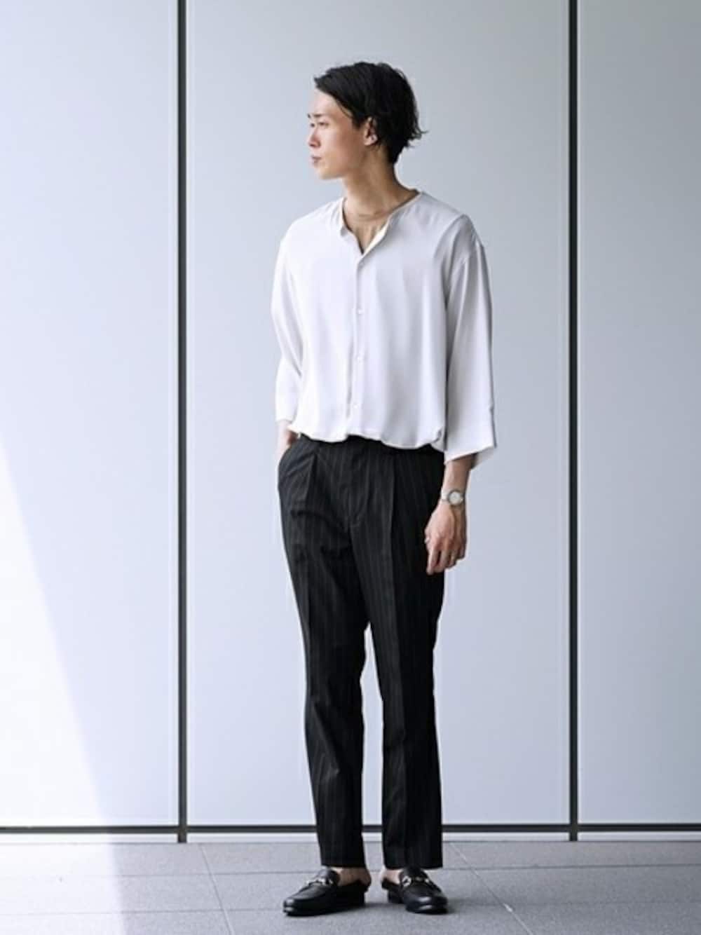 グレー系のシャツ/ブラウス、ブラック系のその他パンツ、ベージュ系のTシャツ/カットソーを着用したメンズの夏コーディネートの1枚目の写真
