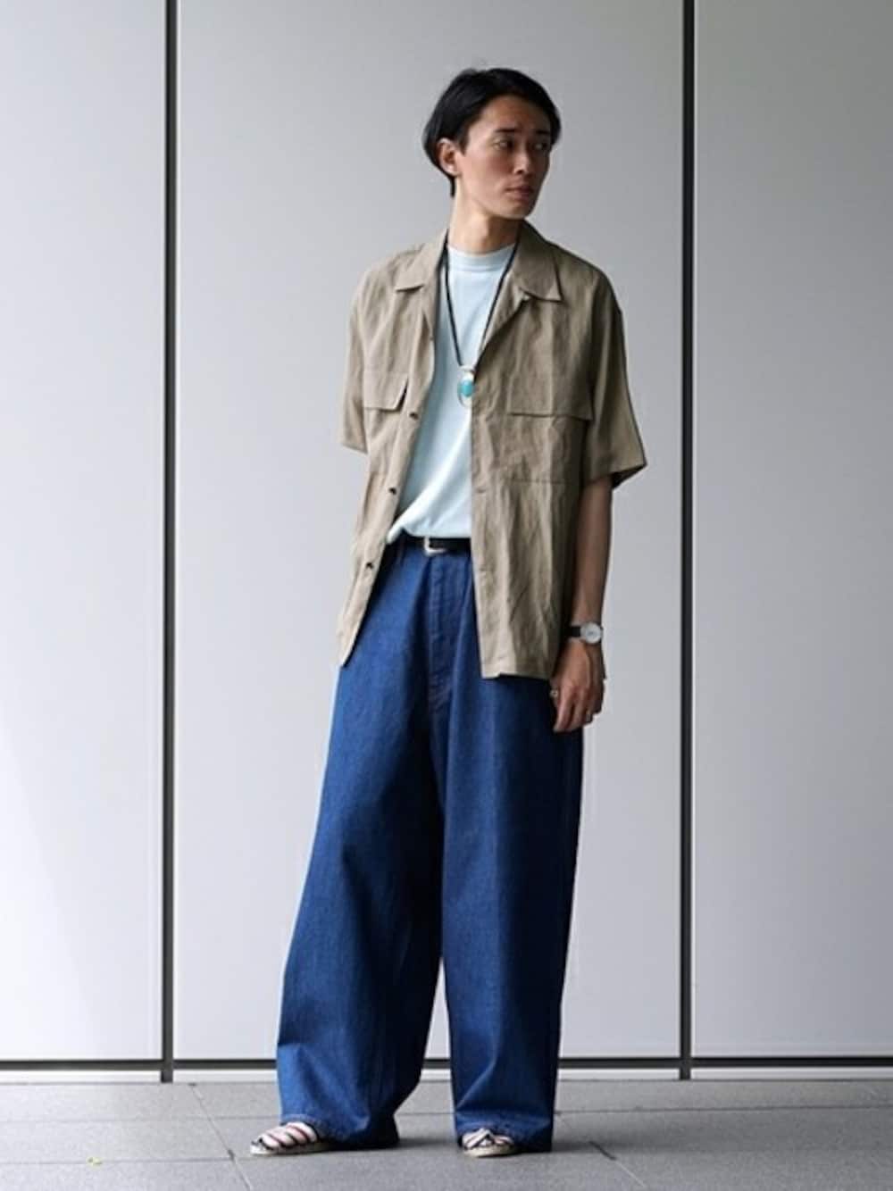 ベージュ系のシャツ/ブラウス、ブルー系のTシャツ/カットソーを着用したメンズの夏コーディネートの1枚目の写真