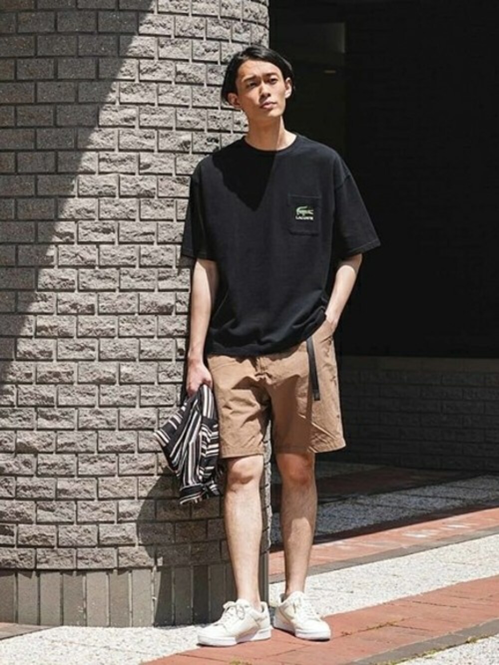 ブラック系のTシャツ/カットソー、ホワイト系のスニーカー、ベージュ系のその他パンツを着用したメンズの夏コーディネートの1枚目の写真