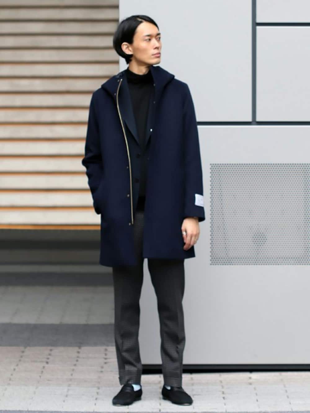 ブルー系のその他アウター、グレー系のその他パンツを着用したメンズの秋コーディネートの1枚目の写真