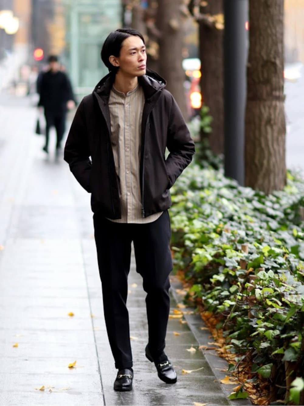 ベージュ系のシャツ/ブラウス、ブラウン系のダウンジャケット/コートを着用したメンズの冬コーディネートの1枚目の写真