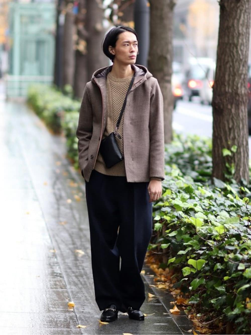 ベージュ系のニット/セーター、ブラック系のショルダーバッグ、ベージュ系のブルゾンを着用したメンズの冬コーディネートの1枚目の写真