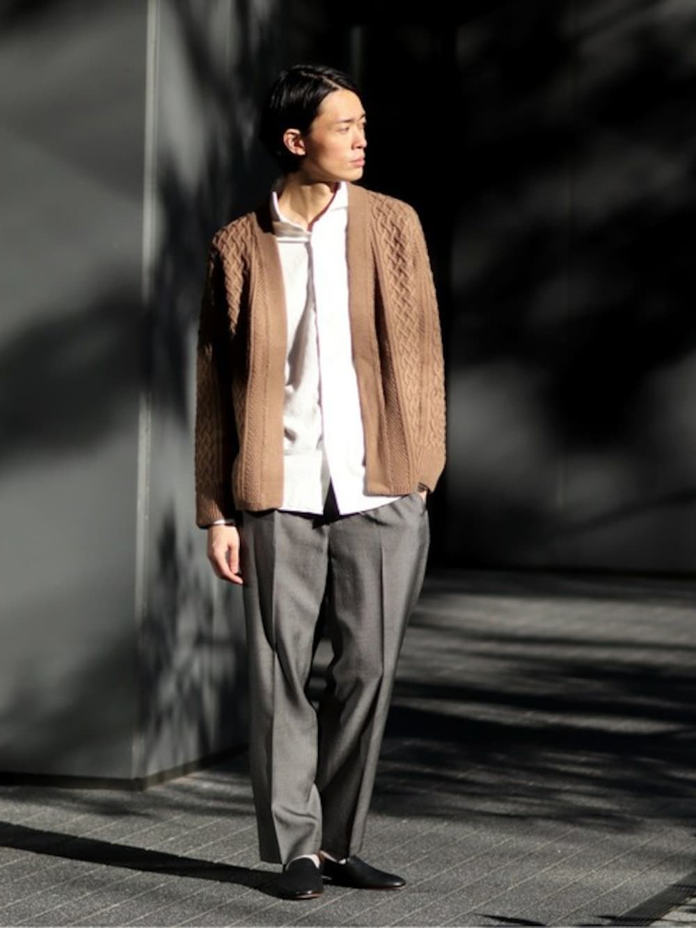 イエロー系のカーディガン/ボレロ、ホワイト系のシャツ/ブラウスを着用したメンズの冬コーディネートの1枚目の写真