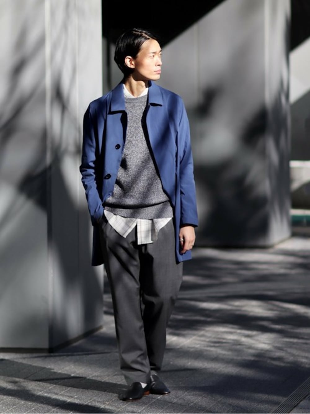 ブルー系のステンカラーコート、ブラック系のその他シューズを着用したメンズの冬コーディネートの1枚目の写真