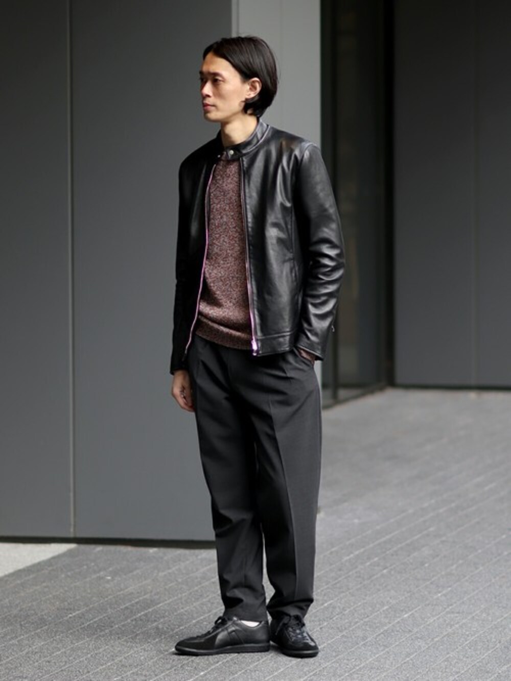 ブラック系のライダースジャケット、ベージュ系のニット/セーターを着用したメンズの冬コーディネートの1枚目の写真