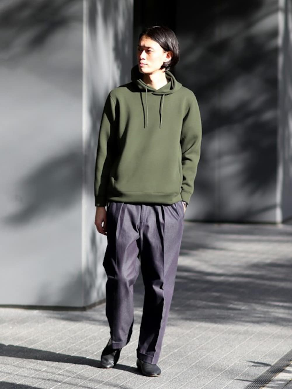 グリーン系のパーカー、ブラック系のその他シューズを着用したメンズの冬コーディネートの1枚目の写真