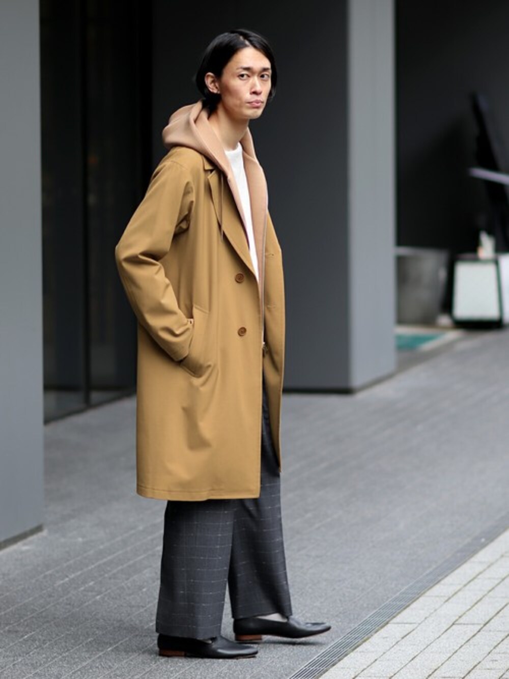 ベージュ系のパーカー、ブラック系のその他シューズを着用したメンズの冬コーディネートの1枚目の写真