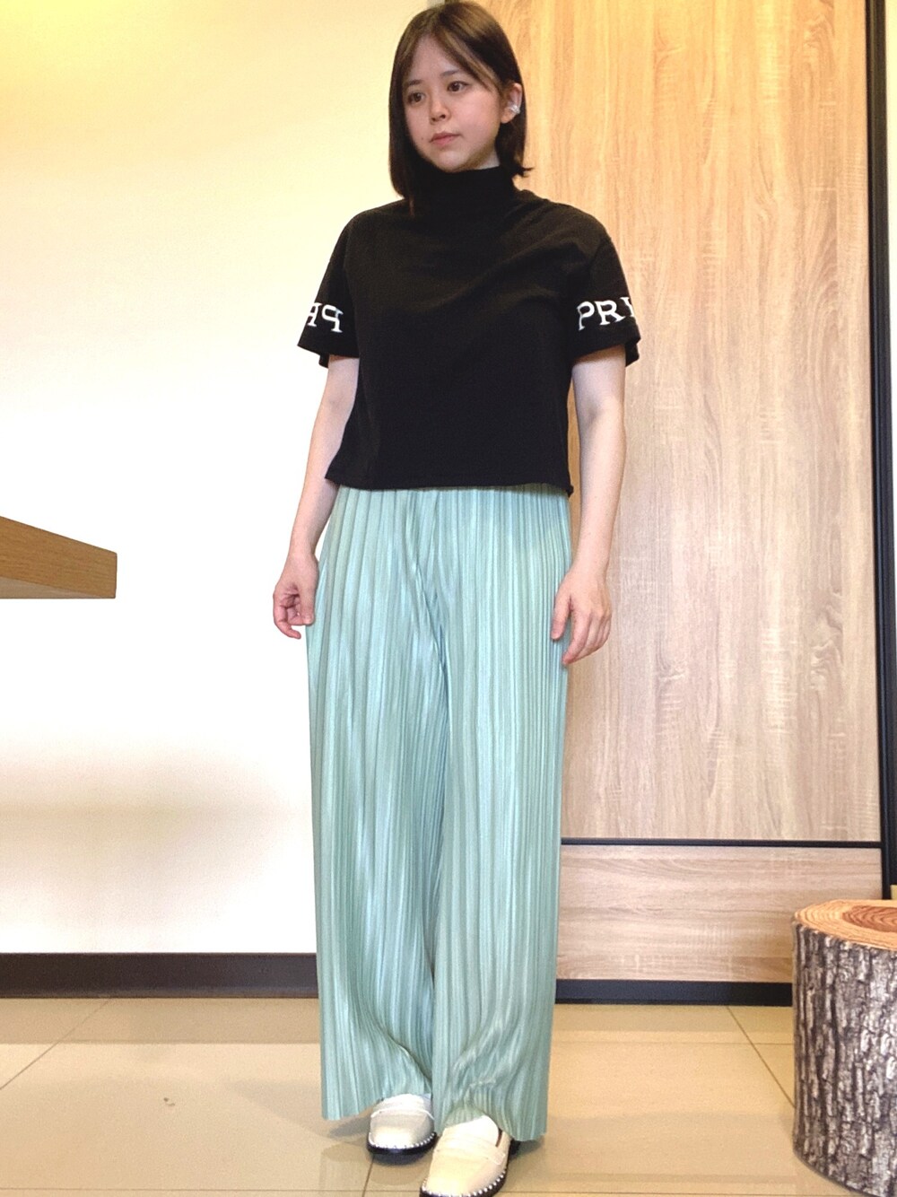 「green」｜「no brandのアイテム（チノパンツ、グリーン系）」を使った、erikachiaさん（レディース・157cm）の夏コーディネートの1枚目の写真