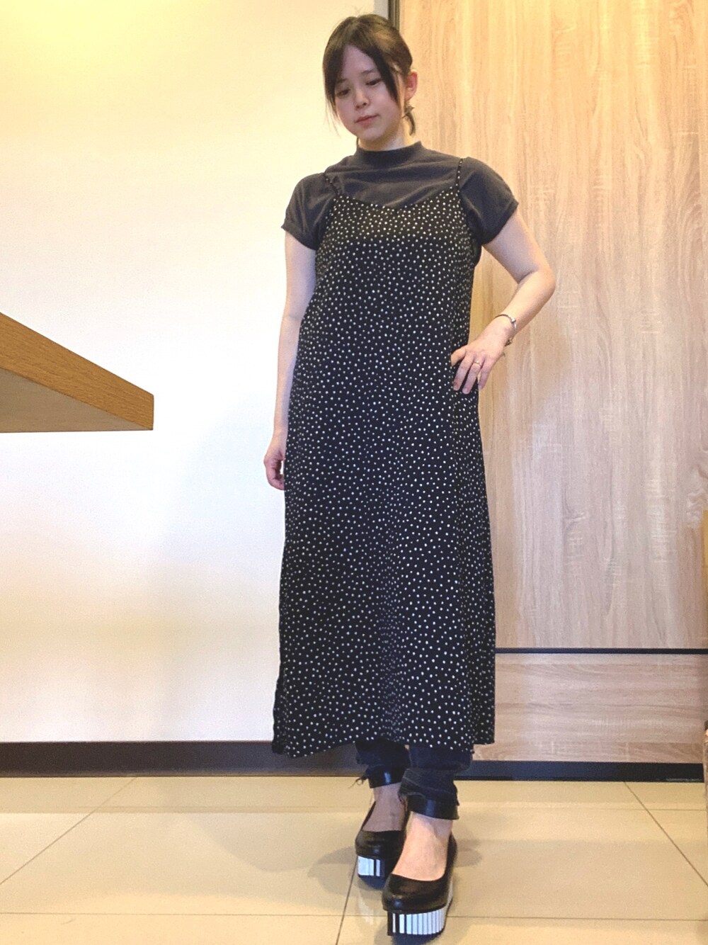 「black」｜「LOWRYS FARMのアイテム（ジャンパースカート、ブラック系）」を使った、erikachiaさん（レディース・157cm）の夏コーディネートの1枚目の写真