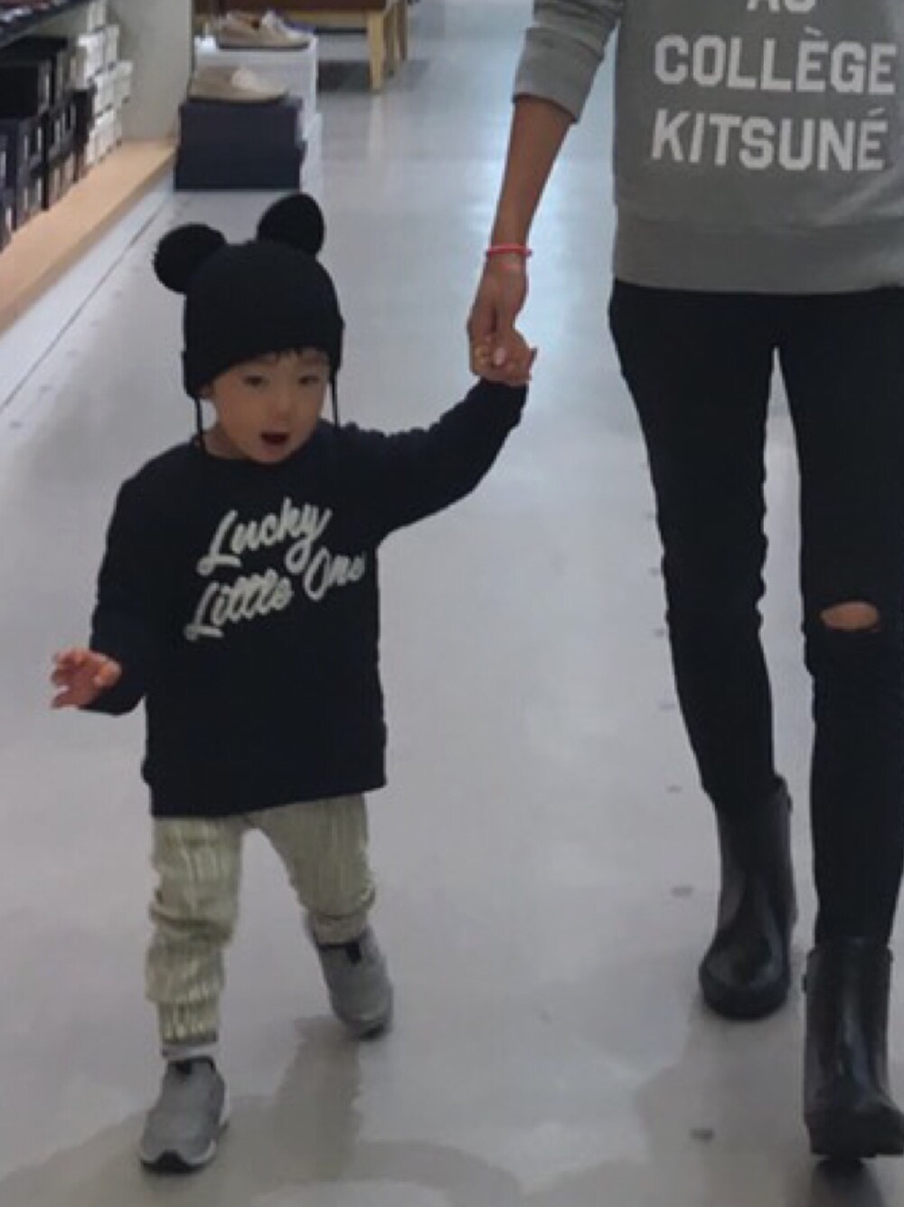 「キッズファッション、カジュアルコーデ、秋コーデ、男の子、1歳半、スウェット、H&M、雨の日コーデ、親子コーデ、おしゃれさんと繋がりたい」｜「H&Mのアイテム（トップス、ブルー系）」を使った、®️さん（キッズ・80cm）の秋コーディネートの1枚目の写真
