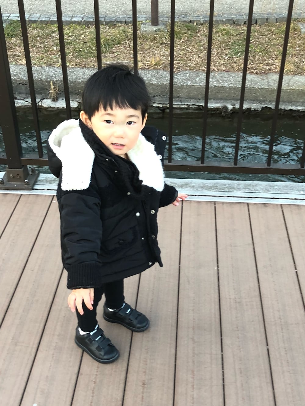「ブラックコーデ、ブラック、カジュアル、キッズコーデ、男の子、モノトーン、カジュアルコーデ、1歳、おしゃれさんと繋がりたい」｜「maarookの[90-100]タフタ中綿ジャケット（その他アウター、ブラック系）」を使った、®️さん（キッズ・80cm）の冬コーディネートの1枚目の写真