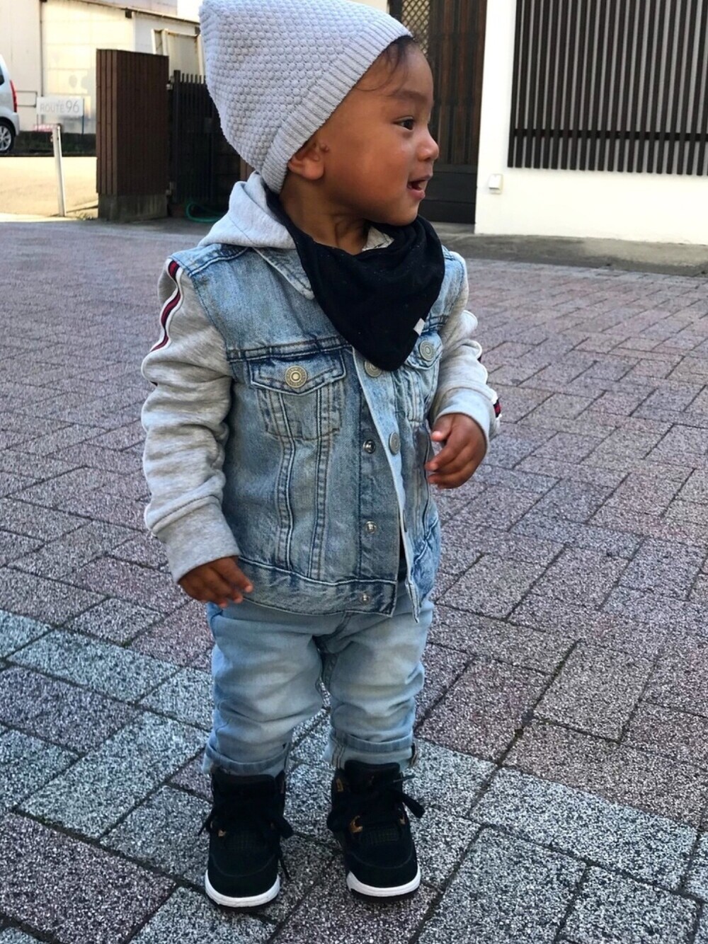 「babyfashion、H&M baby、1歳、おとこのこ、おしゃれさんと繋がりたい、赤ちゃん、デニムオンデニム、キッズコーデ、キッズファッション」｜「H&Mのアイテム（デニムジャケット、ブルー系）」を使った、🐻Elijah🐻さん（キッズ・80cm）の春コーディネートの1枚目の写真