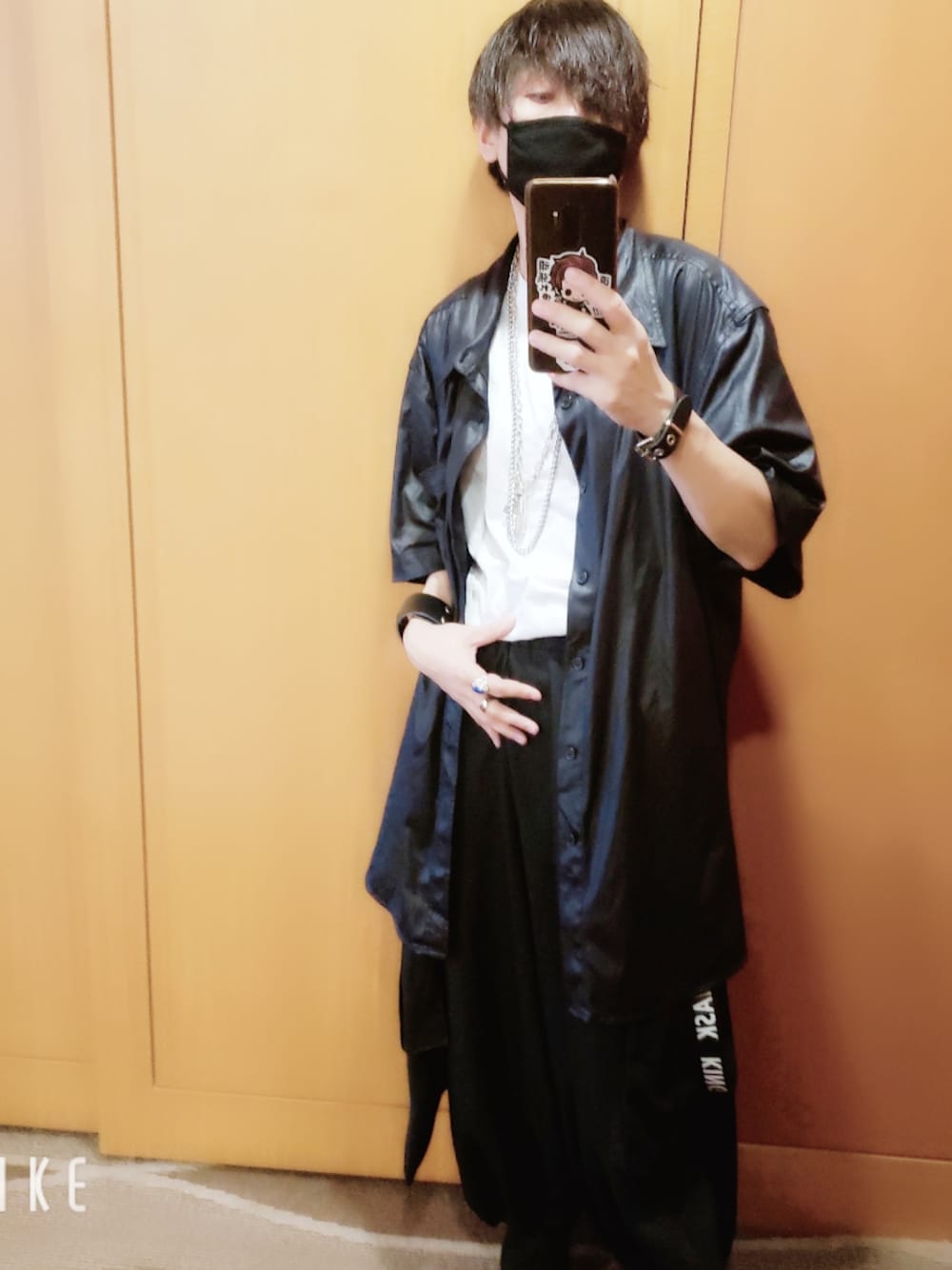 「モノクロ、モノトーン、モノトーンコーデ、サルエルパンツ、古着、古着MIX、古着好きな人と繋がりたい、おしゃれさんと繋がりたい」｜「古着屋結々のアイテム（シャツ/ブラウス、ブラック系）」を使った、ぽめさん（メンズ・157cm）の秋コーディネートの1枚目の写真