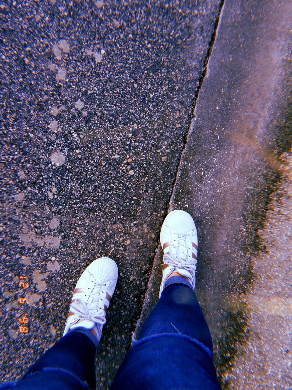 「rippedjeans、girl、kicks、adidas」｜「adidasのAdidas Women's Superstar Leather Sneakers（スニーカー、ホワイト系）」を使った、Mariah さん（レディース・157cm）の冬コーディネートの1枚目の写真