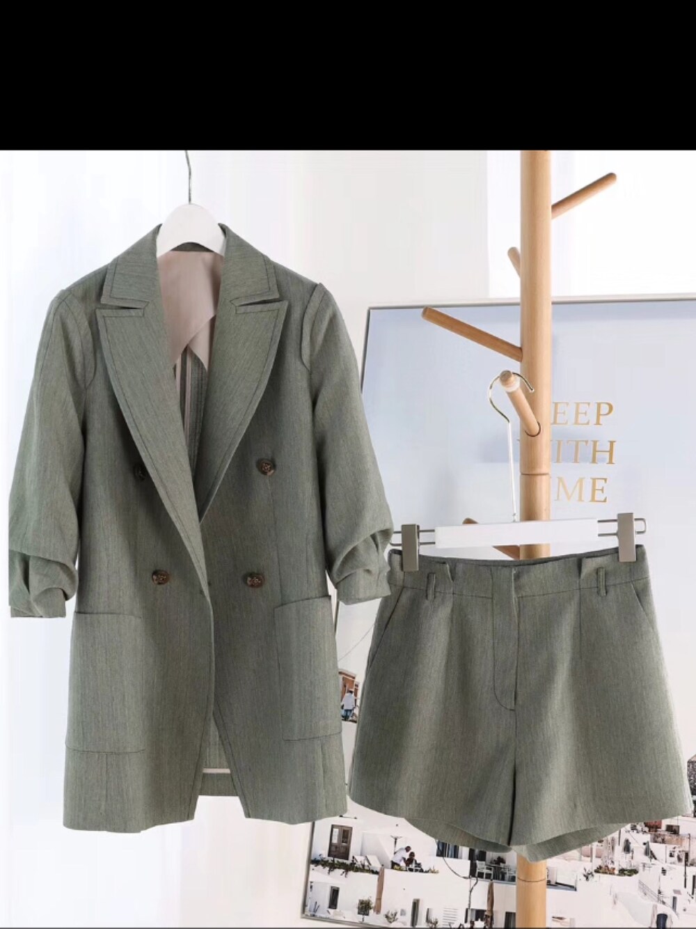 グリーン系のスーツパンツを着用したレディースの夏コーディネートの1枚目の写真