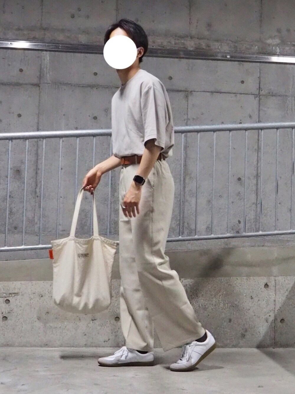 ホワイト系のTシャツ/カットソー、ベージュ系のスラックス、ホワイト系のスニーカーを着用したメンズの春コーディネートの1枚目の写真