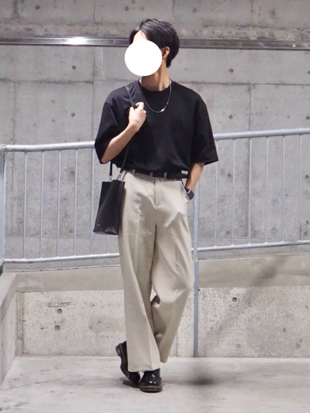 ブラック系のTシャツ/カットソー、ベージュ系のスラックス、ブラック系のショルダーバッグを着用したメンズの夏コーディネートの1枚目の写真