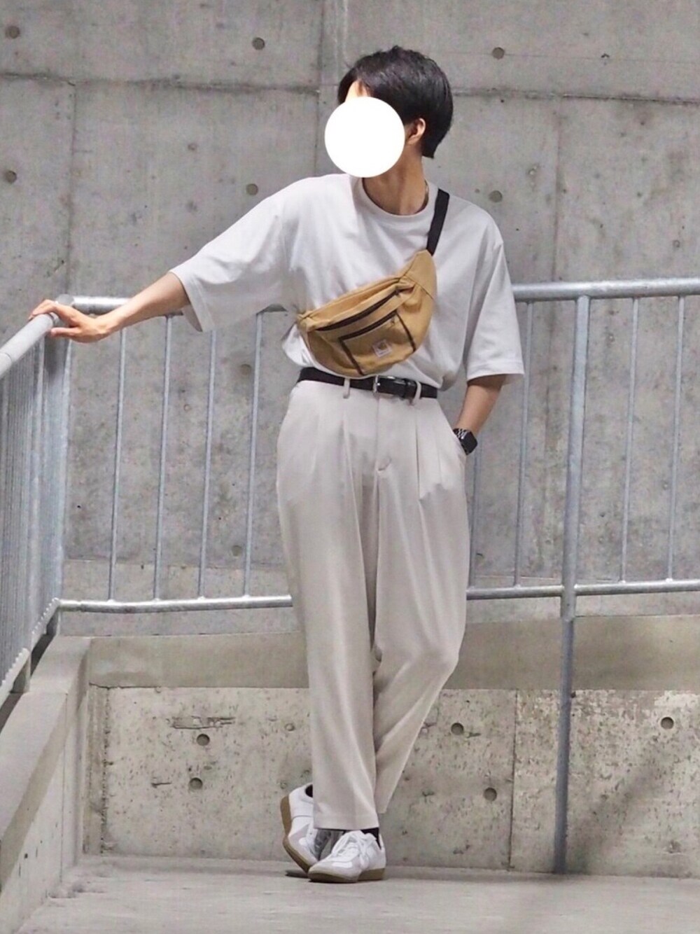 ホワイト系のTシャツ/カットソー、ホワイト系のパンツ、ベージュ系のバッグを着用したメンズの夏コーディネートの1枚目の写真