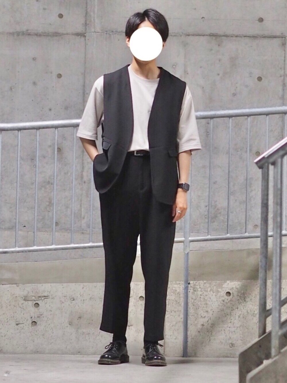 ホワイト系のTシャツ/カットソー、ブラック系のベスト、ブラック系のスラックスを着用したメンズの夏コーディネートの1枚目の写真