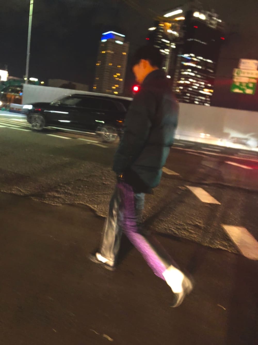 「秋冬コーデ、ダウンジャケット、夜、レザー、レザーパンツ、NEEDLES、トラックパンツ、CULLNI、HARUTA、スポックシューズ」｜「CULLNIのダウンジャケット（ダウンジャケット/コート、グリーン系）」を使った、つくね［相互フォロー］さん（メンズ・178cm）の秋コーディネートの1枚目の写真