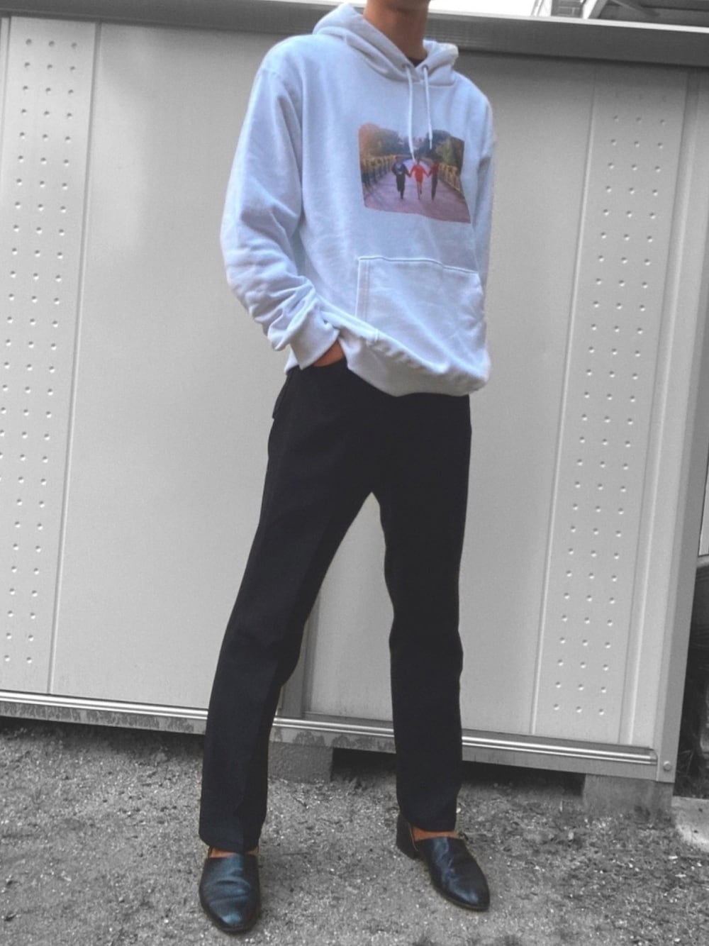 「秋コーデ、SHISHAMO、ラングラー、HARUTA、UNIQLO、パーカー、白パーカー、センタープレス、モノトーン、フォト」｜「SHISHAMOのアイテム（パーカー、ホワイト系）」を使った、つくね［相互フォロー］さん（メンズ・178cm）の秋コーディネートの1枚目の写真