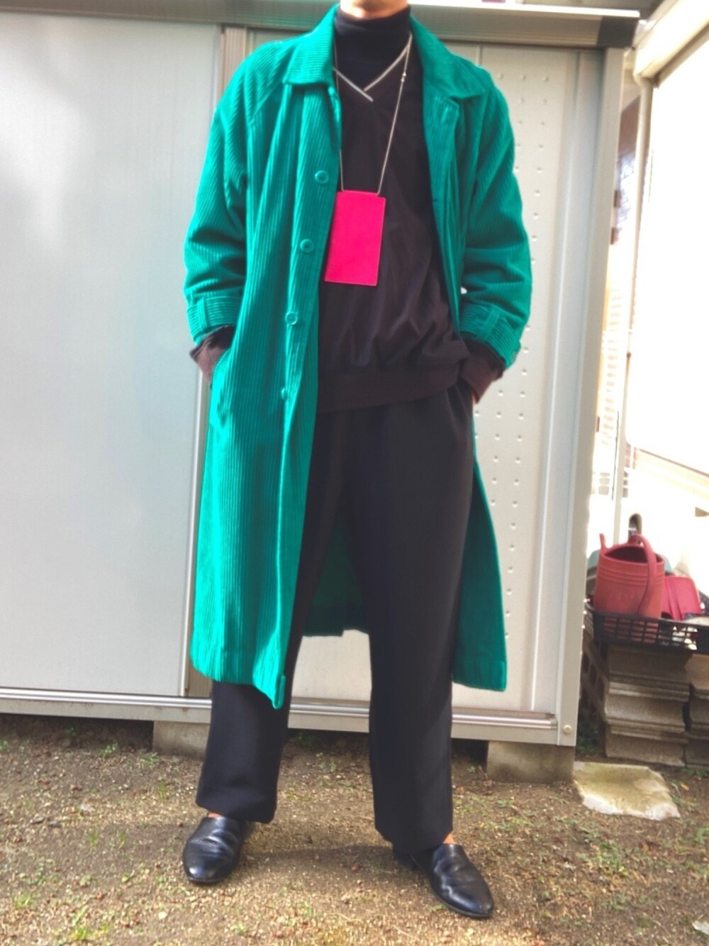 「年末WEAR感謝祭、ロングコート、ネオンカラー、コーデュロイ、ブラック、ピンク、差し色、革靴、HARUTA、スポックシューズ」｜「UNIQLOのプレミアムラムタートルネックセーター（長袖）（ニット/セーター、ブラック系）」を使った、つくね［相互フォロー］さん（メンズ・178cm）の冬コーディネートの1枚目の写真