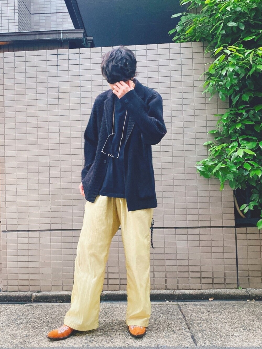 「春コーデ、カラーパンツ、オムプリッセイッセイミヤケ、イッセイミヤケ、モニタリー、ニードルス、グラスコード、NEEDLES、supreme、ミュール」｜「Supreme のアイテム（Tシャツ/カットソー、ブラック系）」を使った、つくね［相互フォロー］さん（メンズ・178cm）の春コーディネートの1枚目の写真
