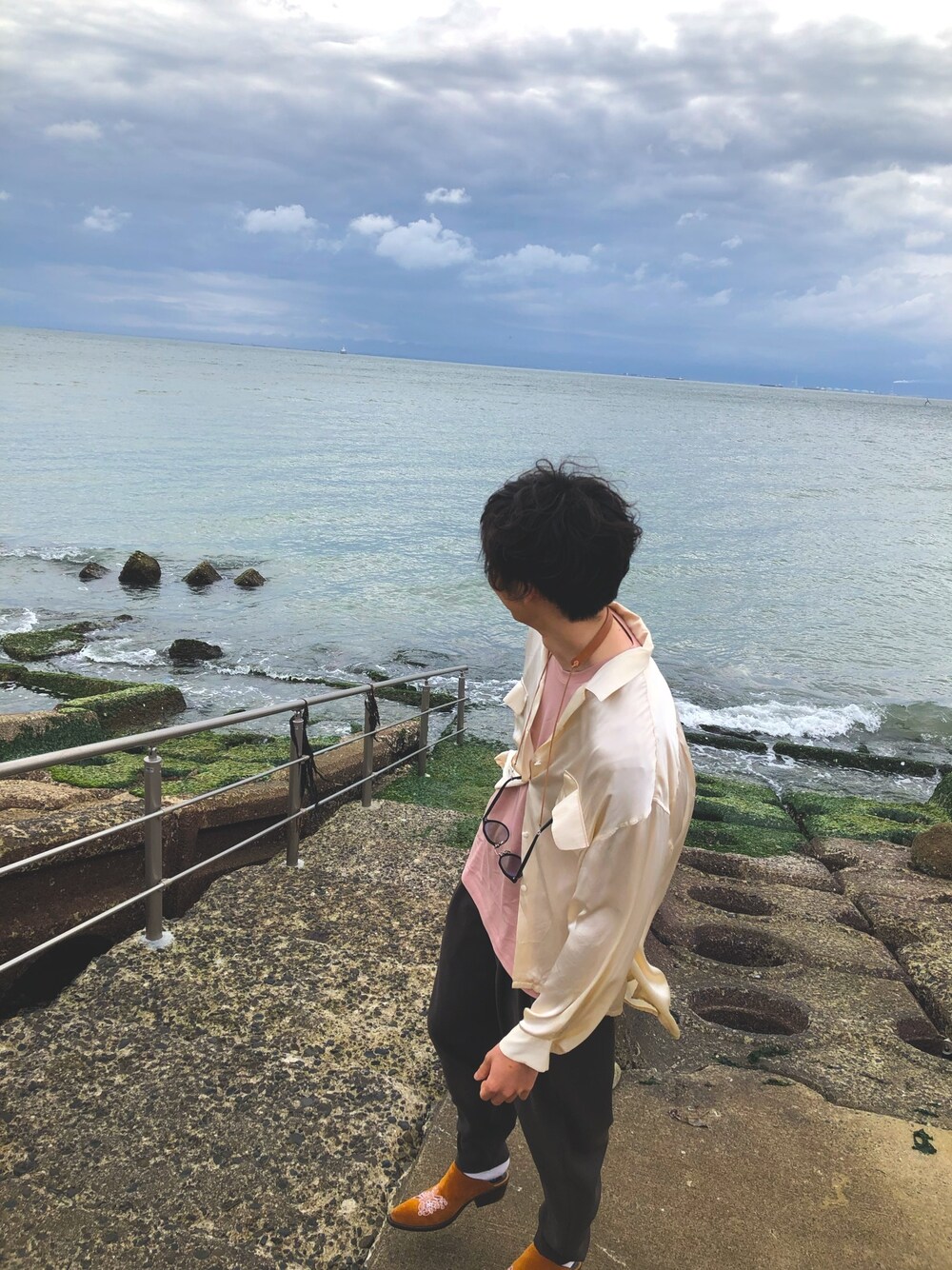 「海、古着、シルクシャツ、エンダースキーマ、これが私をアゲる服、unitedarrowsandsons、ニードルス、NEEDLES、ミュール、グラスコード」｜「handvaerkの【handvaerk】クルーネック 半袖ポケットTシャツ SOLID MEN（Tシャツ/カットソー、ピンク系）」を使った、つくね［相互フォロー］さん（メンズ・178cm）の春コーディネートの1枚目の写真