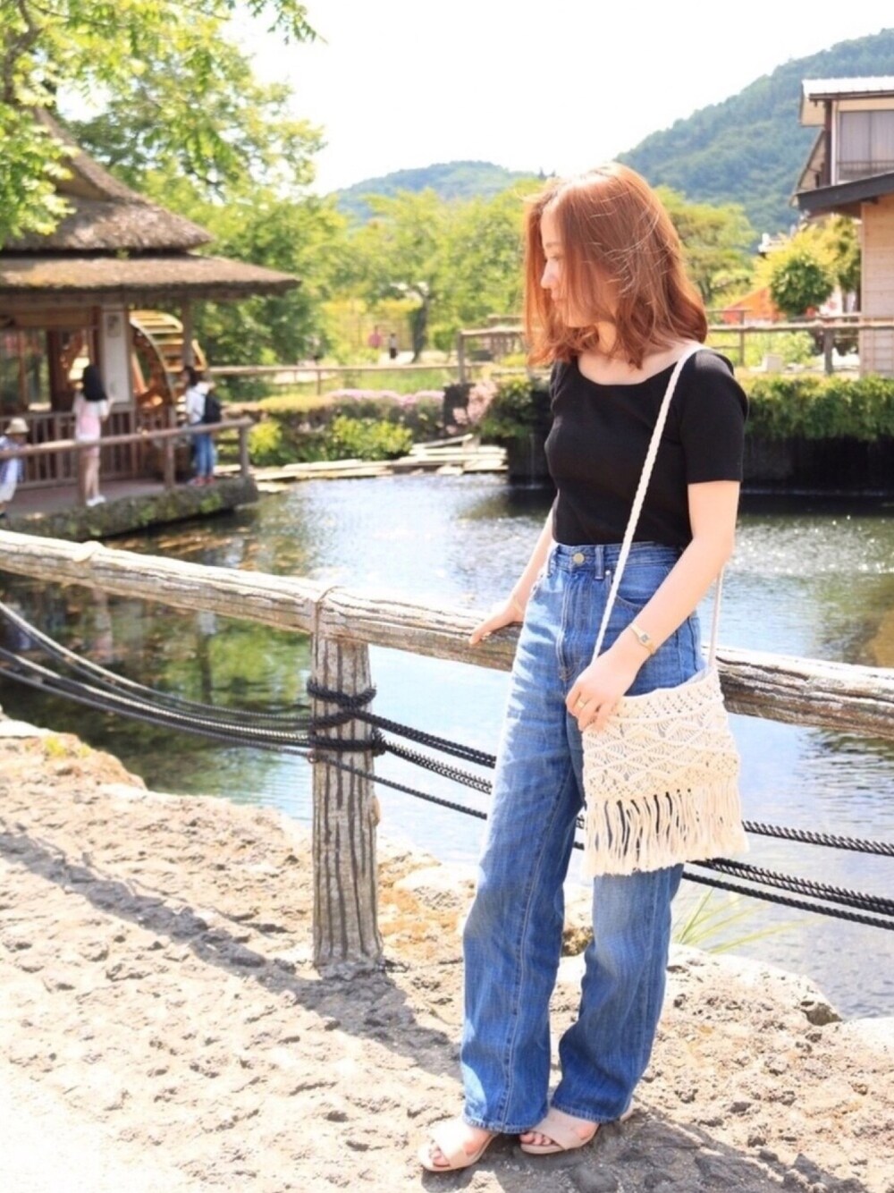 「休日スタイル、シンプルコーデ、プチプラコーデ、デニムワイドパンツ、ユニクロ、アズールバイマウジー(AZUL by moussy)、カジュアルコーデ、オトナカジュアル、ワイドパンツ」｜「UNIQLOのリブバレエネックT（半袖）（Tシャツ/カットソー、ブラック系）」を使った、sayu.さん（レディース・150cm）の夏コーディネートの1枚目の写真