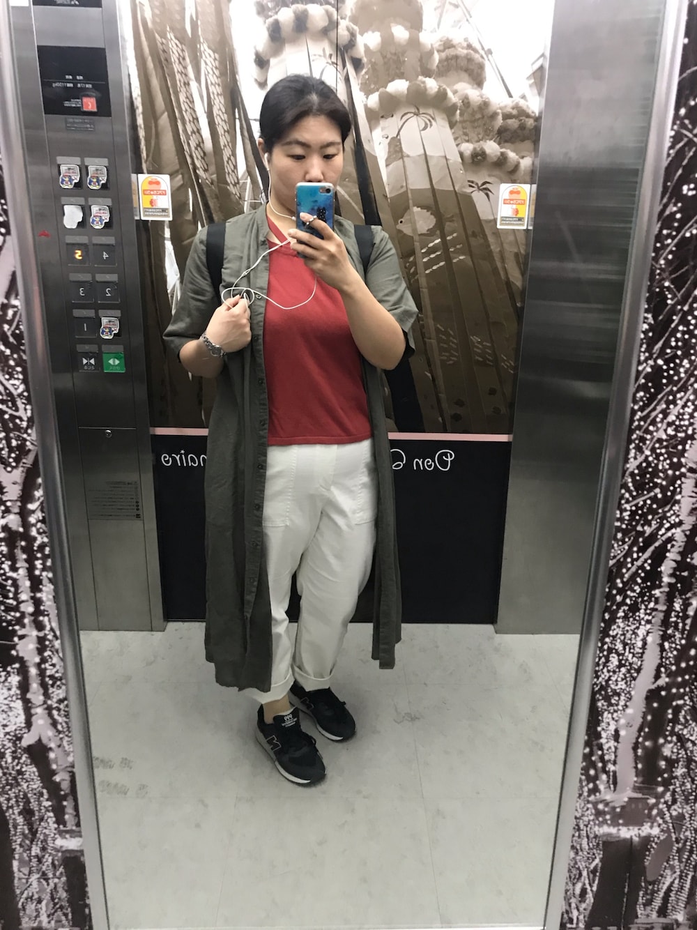 「プラスサイズ、大人カジュアル」｜「NEW BALANCEのアイテム（スニーカー、ブラック系）」を使った、流石さん（レディース・159cm）の春コーディネートの1枚目の写真