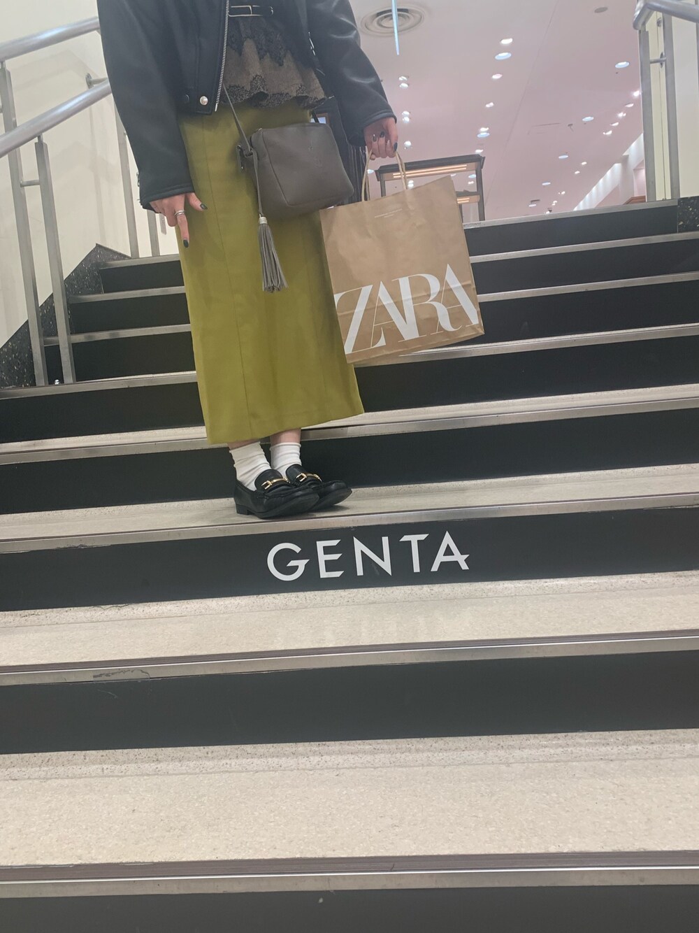 「オトナカジュアル、グリーン、おしゃれさんと繋がりたい、低身長、ライダース、ローリーズファーム(LOWRYS FARM)、イヴサンローラン、ローファー、ロングスカート」｜「SLYのTWO COLLAR FAUX LEATHER JK（ライダースジャケット、ブラック系）」を使った、あさん（レディース・154cm）の春コーディネートの1枚目の写真