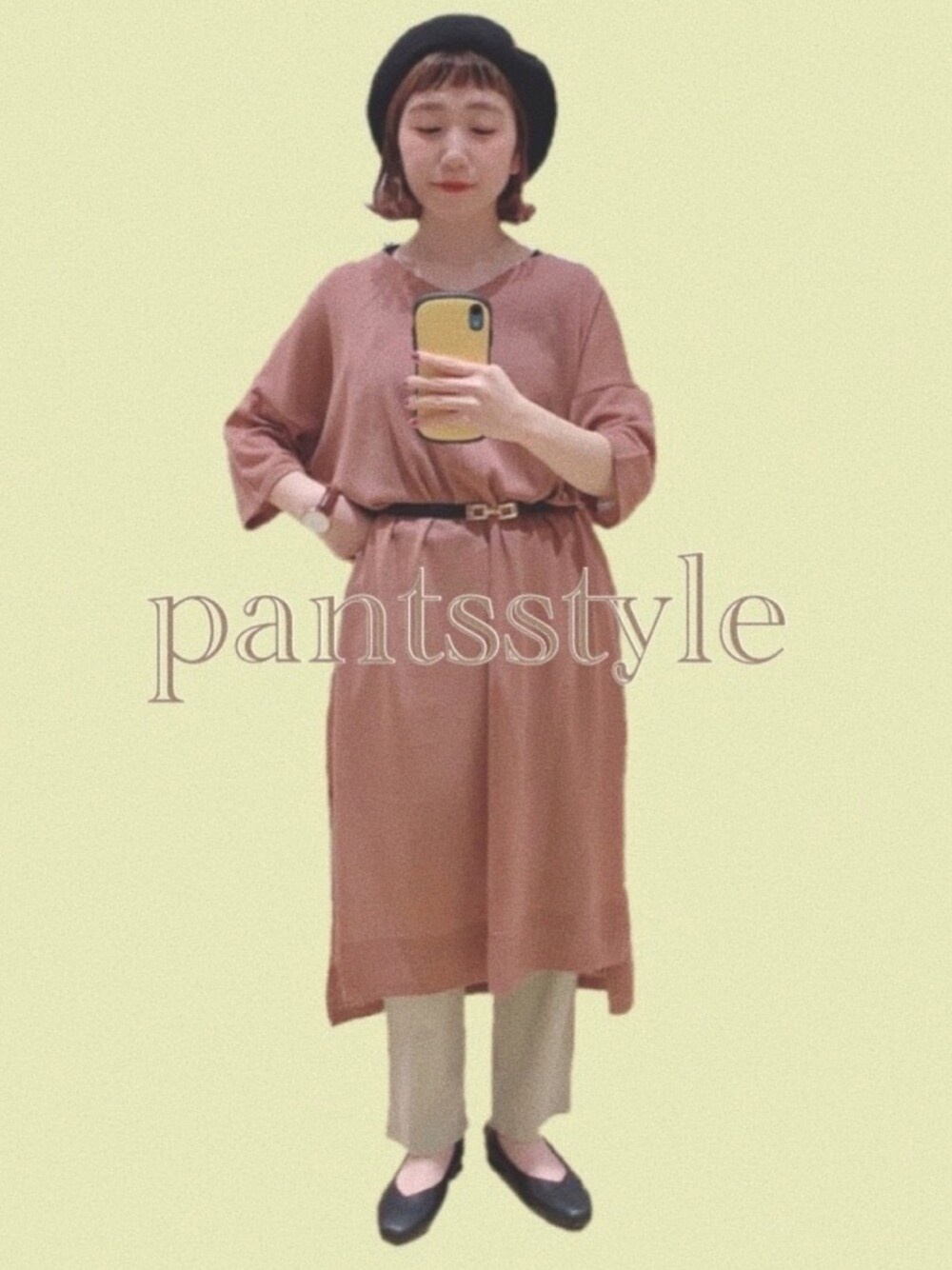 ピンク系のワンピース、ベージュ系のその他パンツ、ブラック系のパンプスを着用したレディースの春コーディネートの1枚目の写真