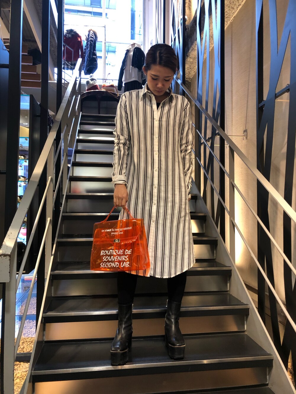 「ROYAL FLASH、shirts、ストライプ」｜「ROYAL FLASHのSECOND LAB./セカンドラボ/PVCケリー（ハンドバッグ、オレンジ系）」を使った、Sayuka Haginoさん（レディース・160cm）の冬コーディネートの1枚目の写真
