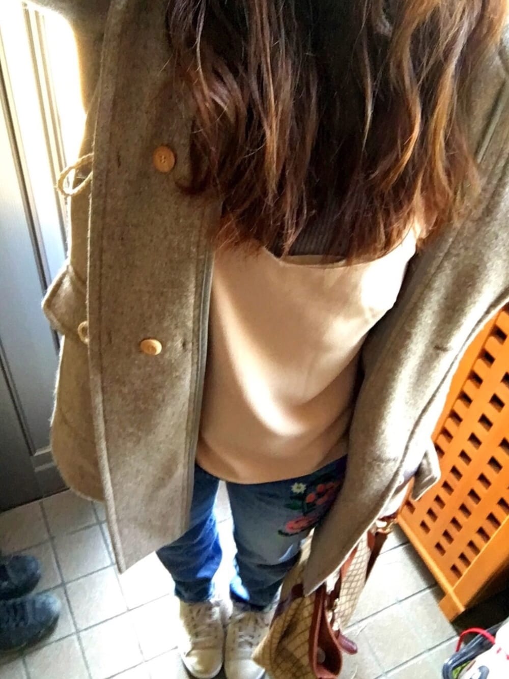 「刺繍デニム」｜「goaのラクーンファー付ダッフルコート（ダッフルコート、ブラウン系）」を使った、Chamさん（レディース・155cm）の春コーディネートの1枚目の写真