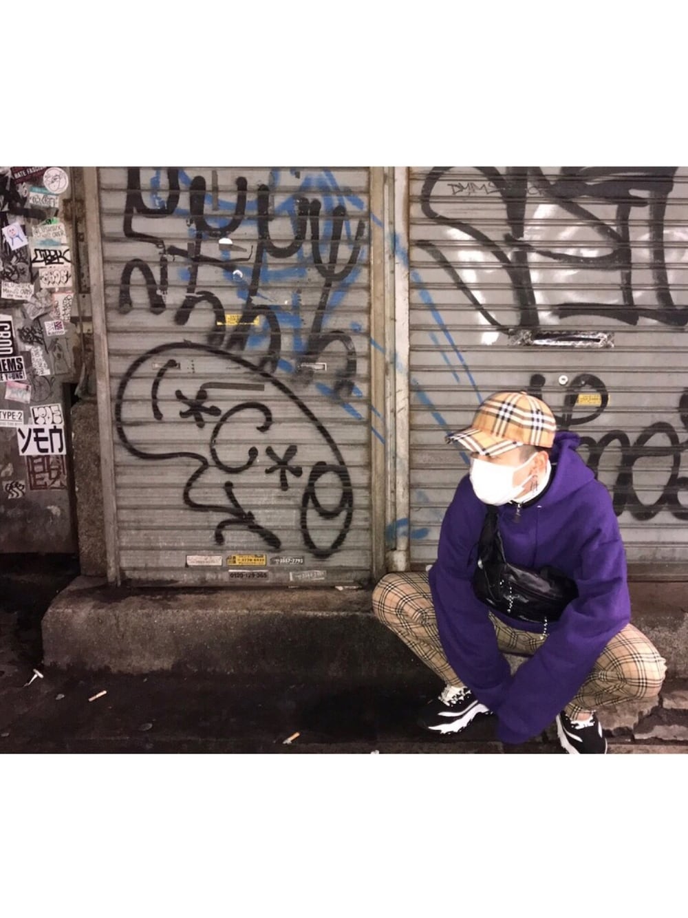 「burberry、バーバリー、RUSSELL ATHLETIC、パーカー、チェック、チェックパンツ、Skechers、supreme、ショルダーバッグ、スニーカー」｜「BURBERRYのヴィンテージチェック ベースボールキャップ（キャップ、ベージュ系）」を使った、bobeeさん（メンズ・165cm）の冬コーディネートの1枚目の写真