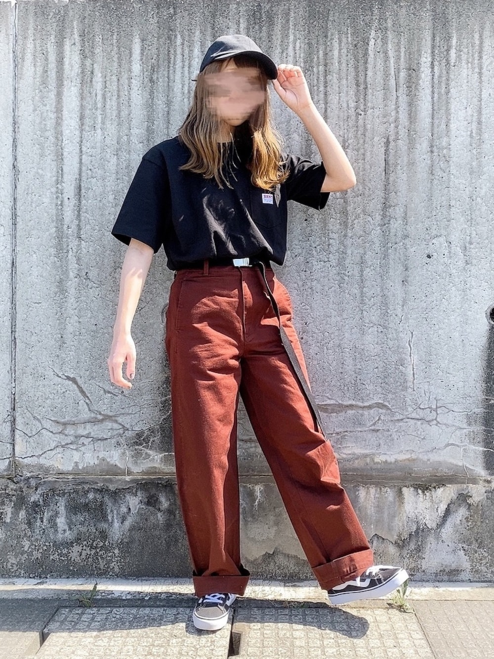 「UNIQLO U、ワイドフィットカーブパンツ、黒Tシャツ、VANS、VANSのスニーカー、赤パンツ、黒キャップ、ベルト垂らし、プチプラアイテム、いいね、save、フォローお願いします🤑」｜「GUのアイテム（帽子、ブラック系）」を使った、na na.さん（レディース・158cm）の夏コーディネートの1枚目の写真