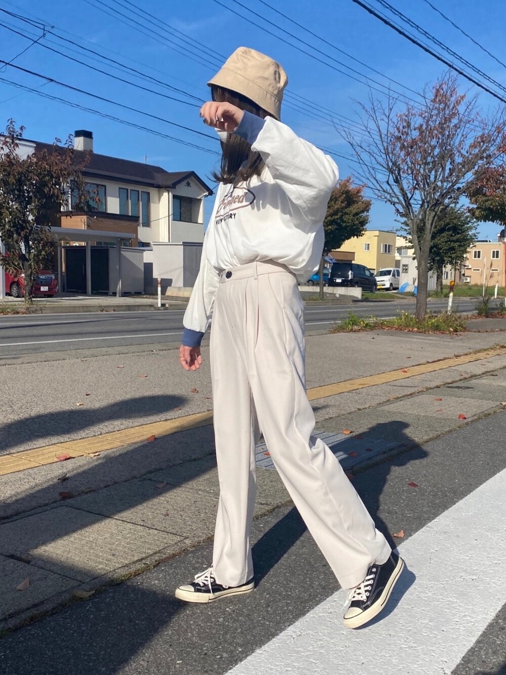 「ホワイトコーデ、ホワイトパンツ、ロゴロンT、emsexcite、韓国コーデ、韓国ファッション、韓国風コーデ、韓国風カジュアルコーデ、タックイン、いいね、save、フォローお願いします🤑」｜「ems exciteの配色ロゴロンTee（Tシャツ/カットソー、ブルー系）」を使った、na na.さん（レディース・158cm）の秋コーディネートの1枚目の写真