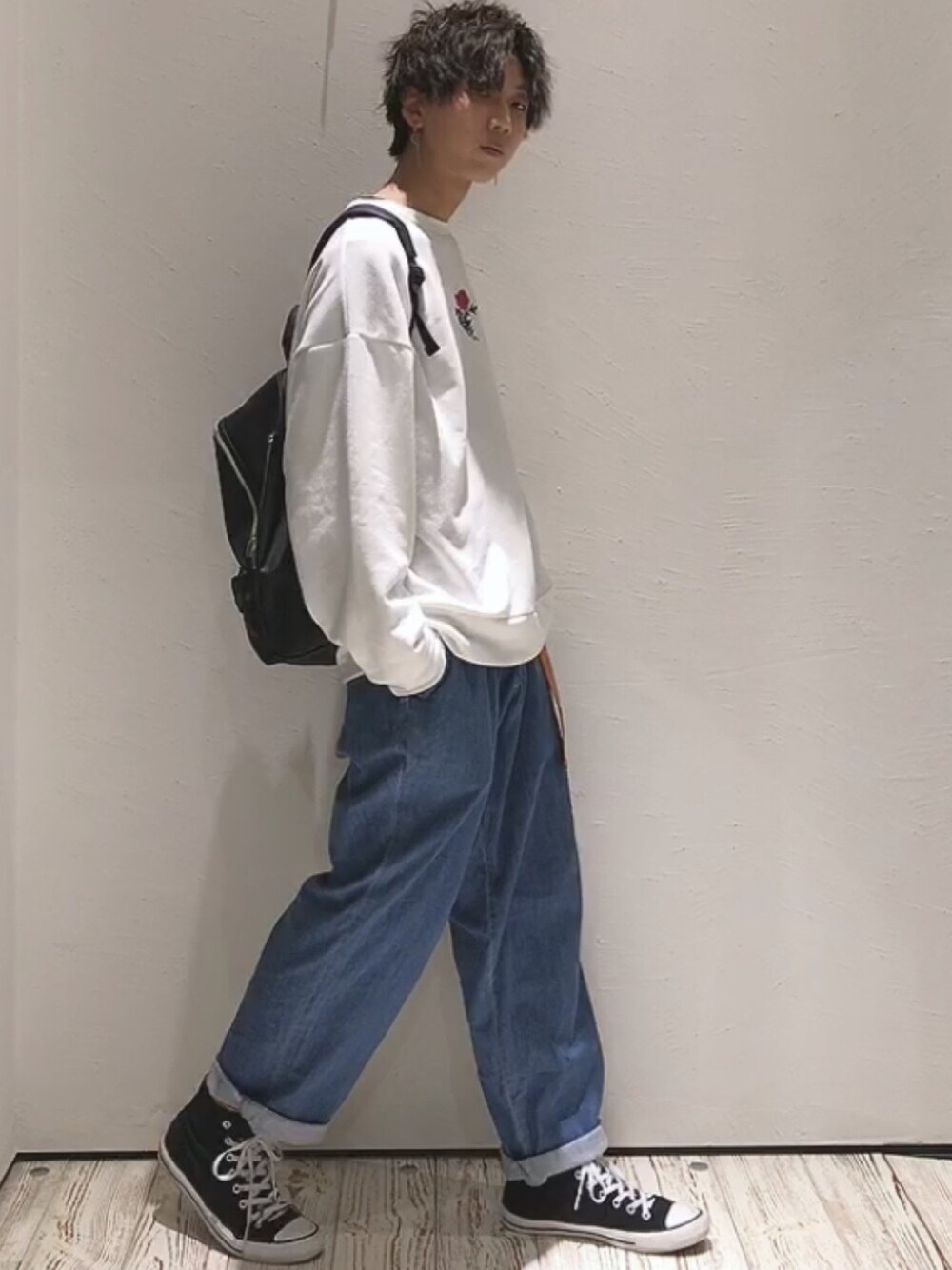 「おしゃれさんと繋がりたい、シンプル、カジュアルコーデ、春コーデ、プチプラ、ビッグシルエット、オーバーサイズ、ワイドパンツ、デニム、カジュアル」｜「G.O.Cのオーバーサイズ バラ刺繍 スウェットトレーナー（スウェット、ホワイト系）」を使った、seiさん（メンズ・180cm）の春コーディネートの1枚目の写真