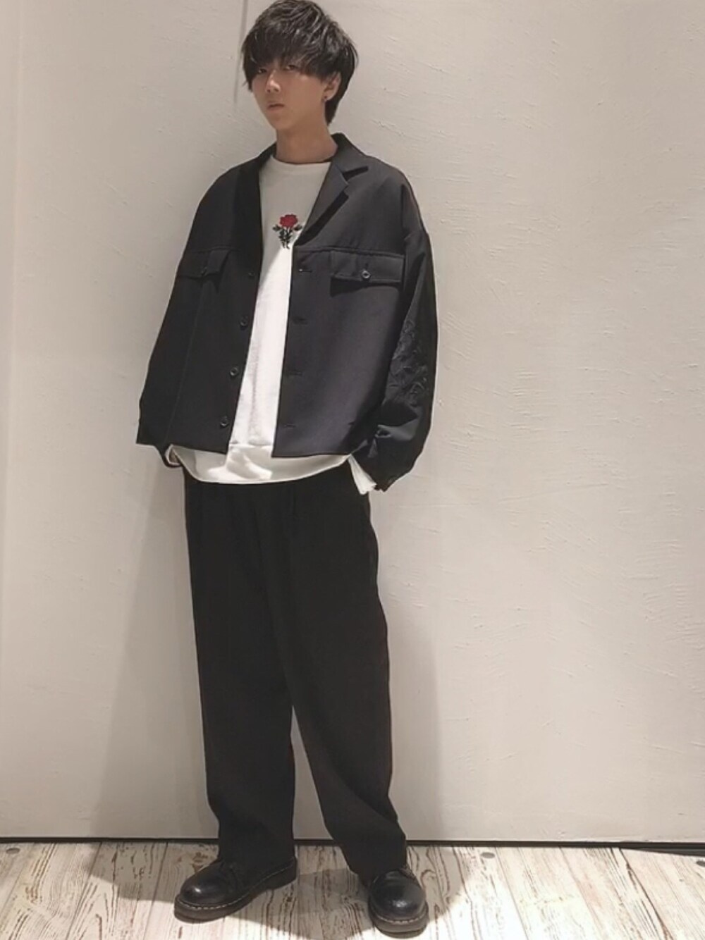 「キレイめ、きれいめカジュアル、おしゃれさんと繋がりたい、黒、白、モノトーン、刺繍、オーバーサイズ、ビッグシルエット、ワイドパンツ」｜「HAREのシシュウブルゾン(HARE)（ブルゾン、ブラック系）」を使った、seiさん（メンズ・180cm）の春コーディネートの1枚目の写真