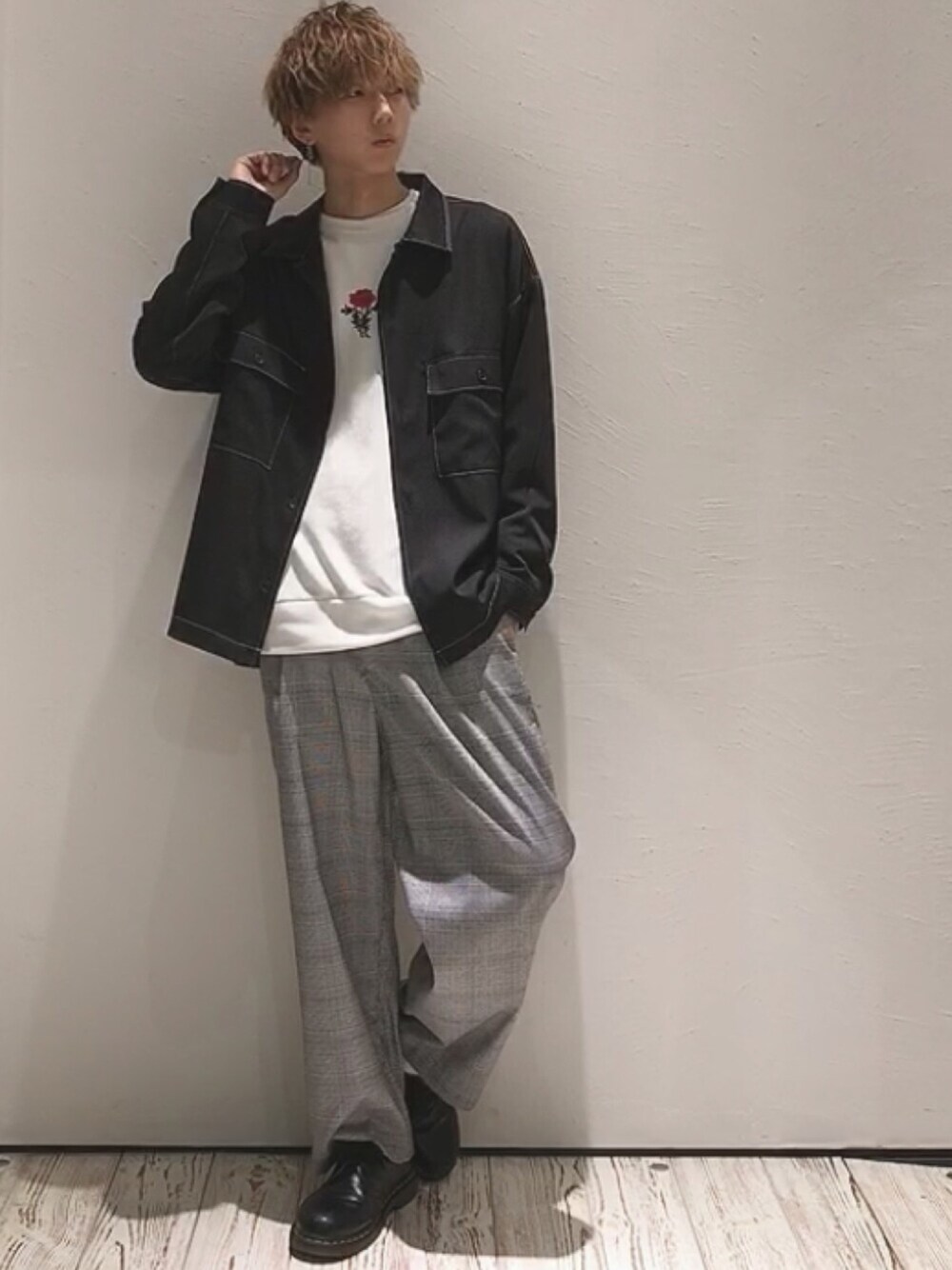 「シンプル、春コーデ、カジュアル、おしゃれさんと繋がりたい、CPOシャツ、ビッグシルエット、オーバーサイズ、ワイドパンツ、チェック、休日スタイル」｜「UNION STATIONのセミビッグシルエットCPOシャツ/シャツアウター（シャツ/ブラウス、ブラック系）」を使った、seiさん（メンズ・180cm）の春コーディネートの1枚目の写真